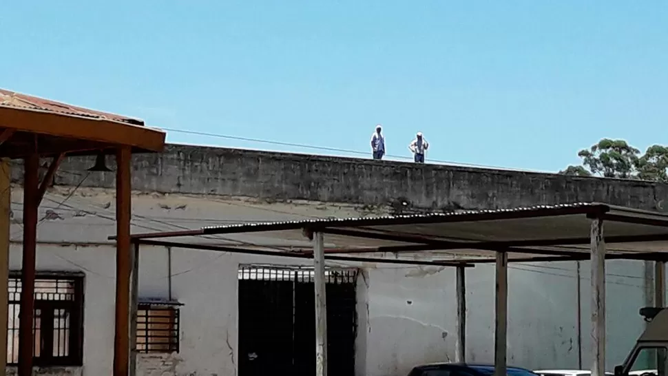 EN EL TECHO. Los reclusos exigían a los gritos que se cumplan sus pedidos. LA GACETA / FOTOS DE OSVALDO RIPOLL