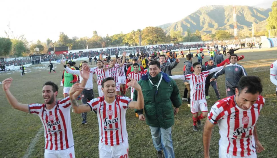 EXPLOTARON DE FELICIDAD. Los jugadores de San Martín festejan luego de haber vencido a Unión Aconquija y ascender a la B Nacional en Catamarca. la gaceta / forto de franco vera