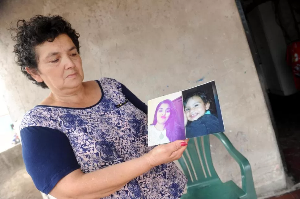 TRISTE. La madre de Milagros muestra fotos de la joven y de su hijo. la gaceta / foto de hector peralta (archivo)