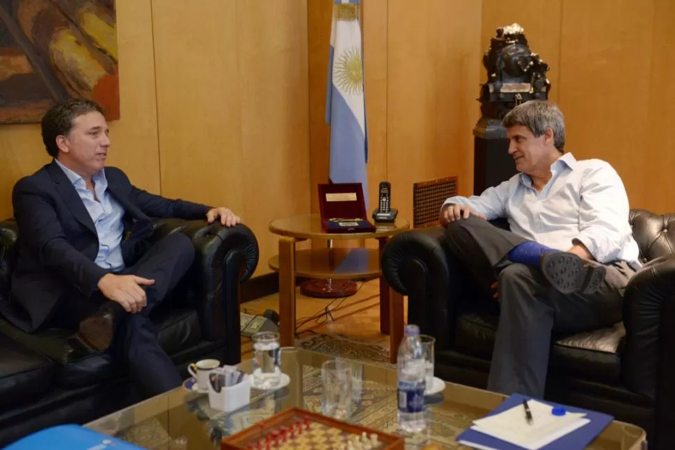 EN HACIENDA. Nicolás Dujovne y Alfonso Prat-Gay mantuvieron una reunión de trabajo. La semana que viene habrá nuevo ministro del área. dyn