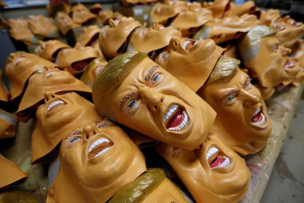 A IMAGEN Y SEMEJANZA. En Japón, Ogawa Studios fabrica máscaras de goma que representan a Trump enojado. reuters 