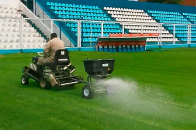 El césped del estadio de Atlético, retocado a fondo