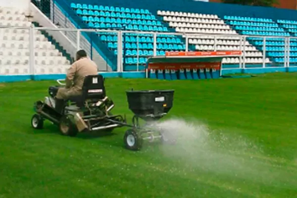 El césped del estadio de Atlético, retocado a fondo