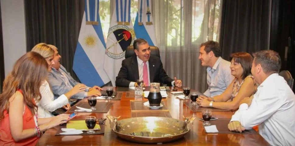 CIERRE DE AÑO. Alfaro (centro), en reunión con los ediles de Tucumán Crece. PRENSA MUNICIPALIDAD