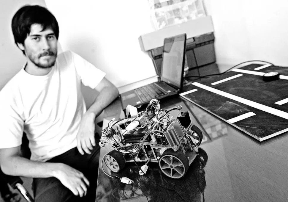 EL FUTURO EN SUS MANOS. Ruben Rosino (de GITIA, en la UTN) trabaja con un auto inteligente que tiene sensores para conducirse solo. la gaceta / foto de héctor peralta