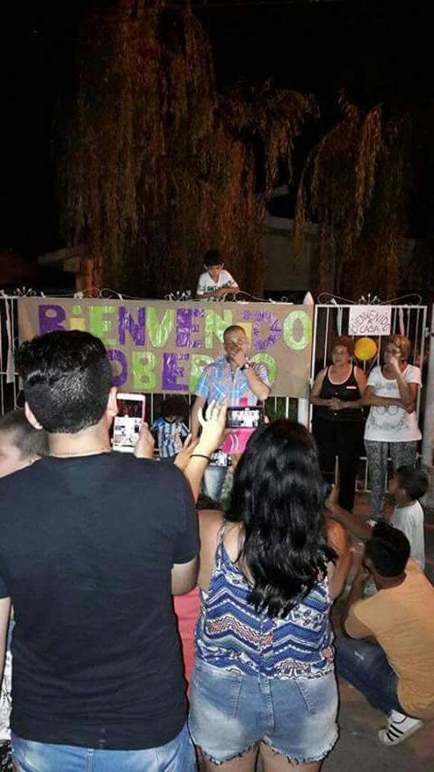 SAN ANDRÉS. Gómez fue recibido en su barrio con carteles de bienvenida, abrazos de vecinos y música.  