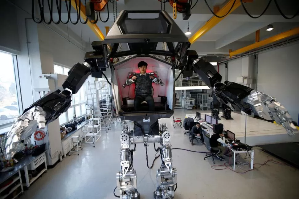 MOVIMIENTOS ÁGILES. Desde la cabina, un operario puede manejar las extremidades del robot, que además puede controlarse en forma remota. 
