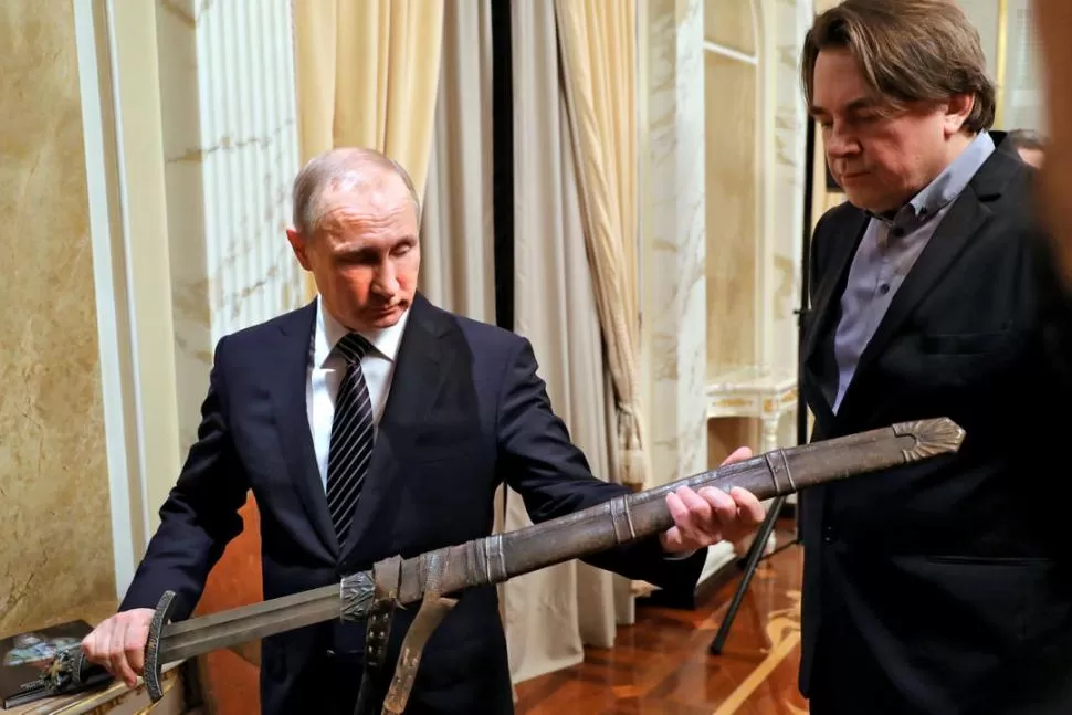 DESENVAINA. Putin observa una espada del equipo de la película “Viking”, junto con Konstantin Ernst. Reuters