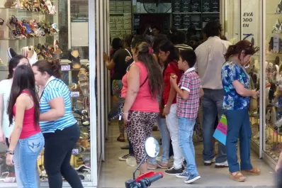 Los comercios minoristas cerraron 2016 con una caída anual del 7%