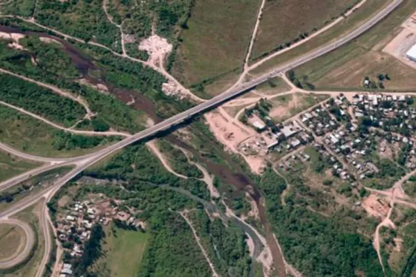 Un conductor salió ileso luego de que su auto se precipitara desde el puente de San Andrés