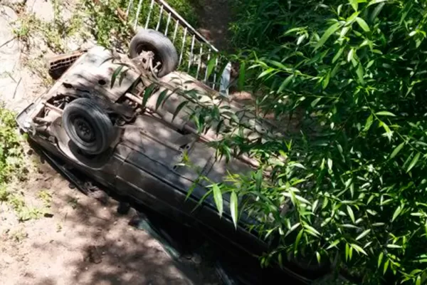 Un auto cayó del puente de La Banda en Tafí del Valle