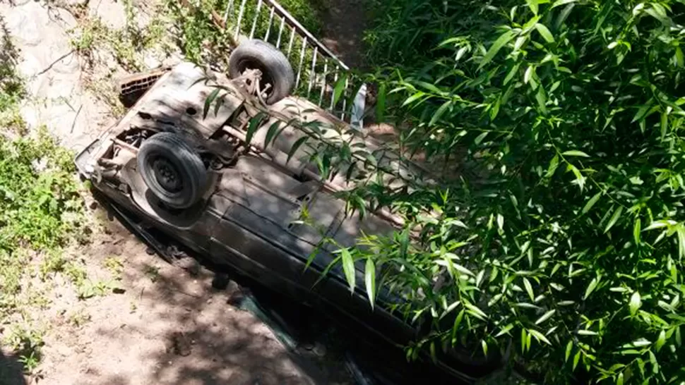 Un auto cayó del puente de La Banda en Tafí del Valle