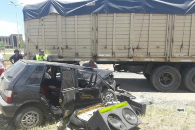 Violento choque a un camión