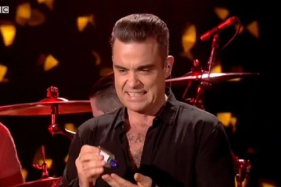 El desagradable gesto de Robbie Williams con sus fans durante un recital
