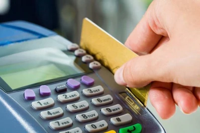 El Gobierno eliminó el reintegro del 5% en compras con tarjetas de débito