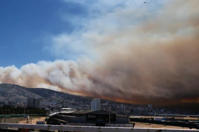 Un incendio forestal ya arrasó con 25 casas en Valparaíso