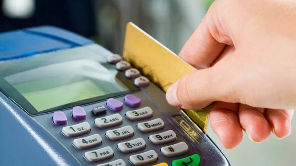 El Gobierno eliminó el reintegro del 5% en compras con tarjetas de débito
