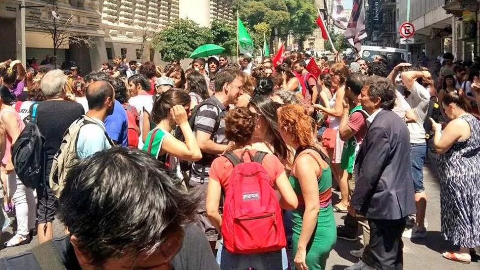 RECLAMO. Los empleados estatales protestaron por los despidos en el sector de la educación pública. FACEBOOK HUGO YASKY