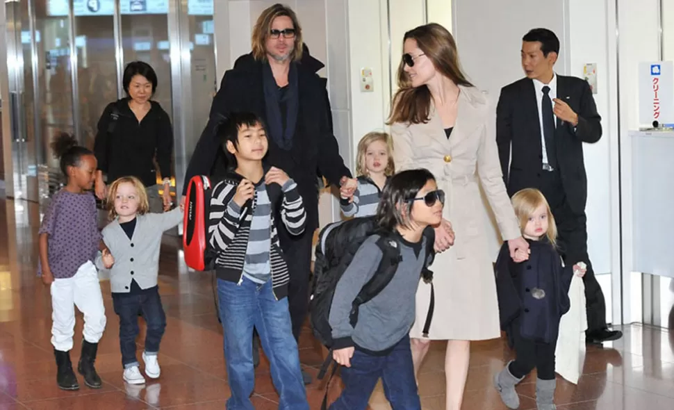 FAMILIA. Brad Pitt y Angelina Jolie con sus seis hijos. FOTO TOMADA DE HOLA.COM.