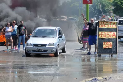 Denunciaron con un piquete que hace 25 días tienen las cloacas colapsadas