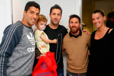 El plantel de Barcelona visitó niños enfermos y luego prácticó ante 10.000 seguidores