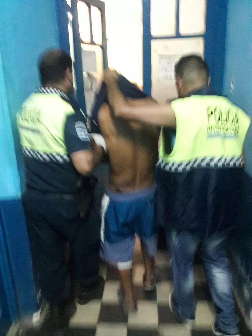 ATRAPADO. Así llegó uno de los acusados a la comisaría de Concepción.  