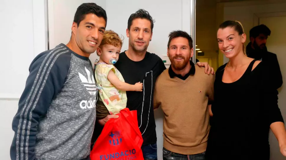 Suárez y Messi enn el Hospital de Nens de Barcelona.
FOTO TOMADA DE PRENSA FC BARCELONA