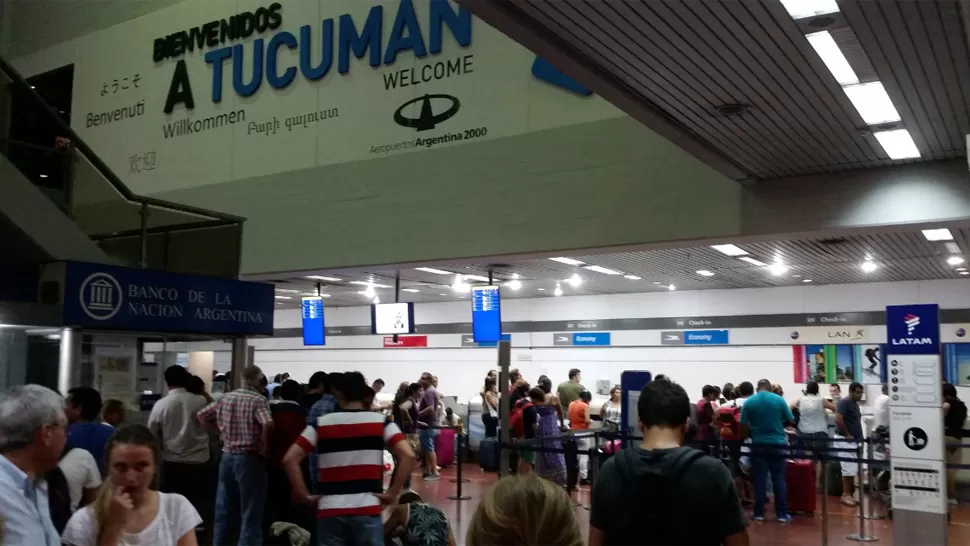 AFECTADOS. Los pasajeros de seis vuelos debieron regresar a sus casas después de horas de espera en el hall del Benjamín Matienzo. FOTO TOMADA DE TWITTER.COM/PAUMIRKIN
