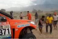 Video: unos 30 espectadores tucumanos auxiliaron a una camioneta del Dakar
