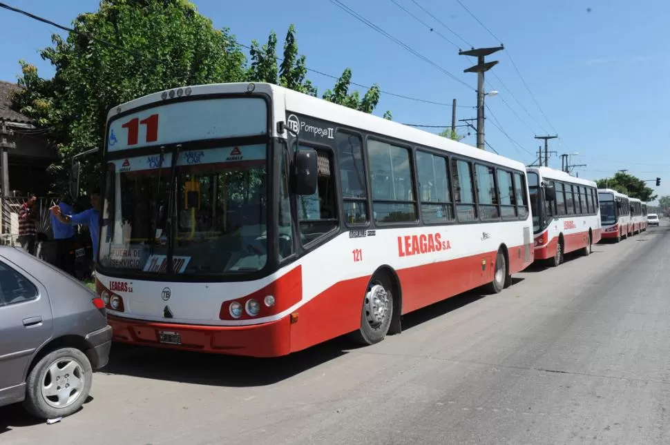 PARALIZADOS. Los ómnibus de “la 11” siguen estacionados en calle Jujuy. la gaceta / Foto de José Nuno