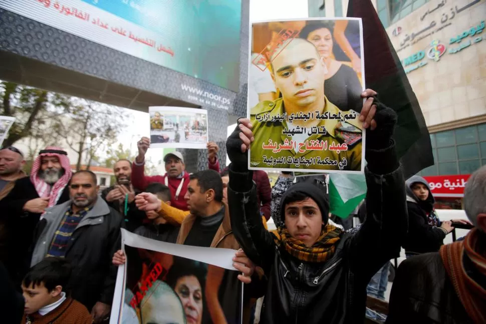 APOYO. Cientos de manifestantes pidieron por la absolución de Asaria. Reuters