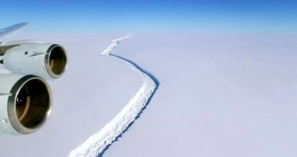 HIELO. Iceberg a punto de desprenderse de la Antártida. FOTO TOMADA DE LA BBC MUNDO.