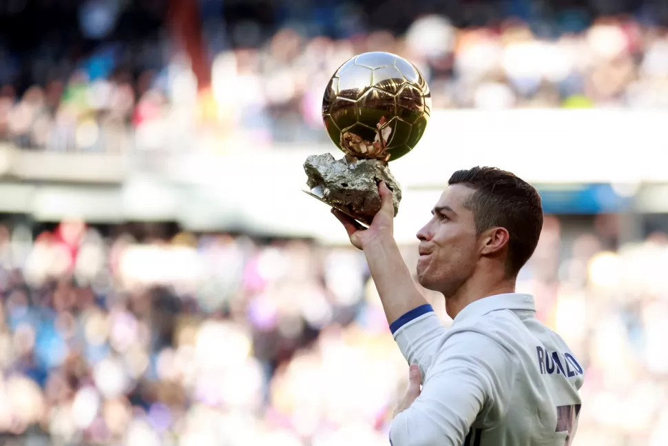 Cristiano Ronaldo le ofrendó su cuarto Balón de Oro hoy a la hinchada Merengue.
FOTO DE REUTERS
