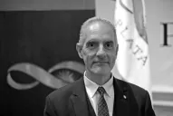 Una enseña de color azul “ultramarino”