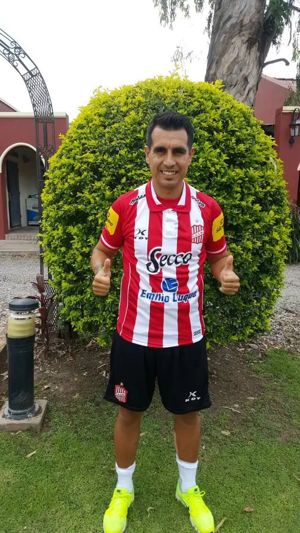BIENVENIDO. Leandro Gracián luce por primera vez la camiseta de San Martín, a poco de su llegada a Perico. twitter @CASMOficial