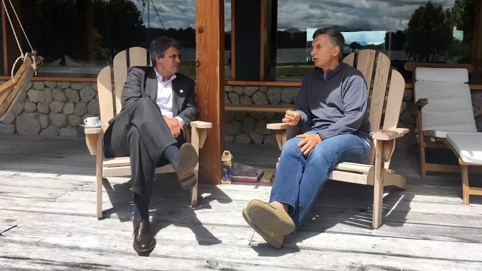 SIN PAUSA. Durante su estadía en Villa La Angostura, Macri se entrevistó con el despedido ministro de Economía, Alfonso Prat Gay. ARCHIVO