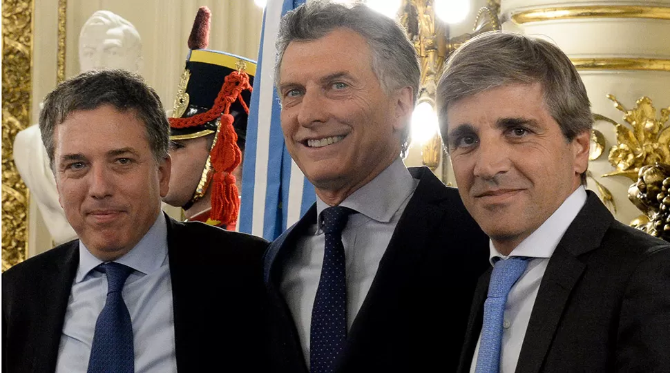Macri tomó juramento a los ministros de Hacienda, Nicolás Dujovne, y de Finanzas, Luis Caputo. FOTO DE DYN. 