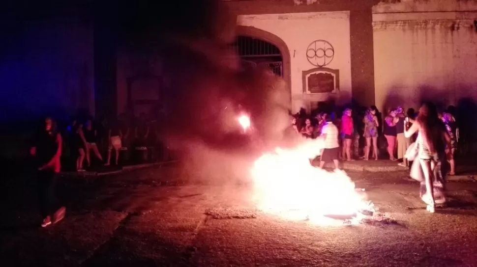 Incidentes en el penal de Villa Urquiza: tiros, gritos y quema de colchones