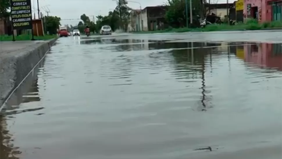 Vecinos de Jujuy al 4.000 quedaron sin luz y con las calles inundadas