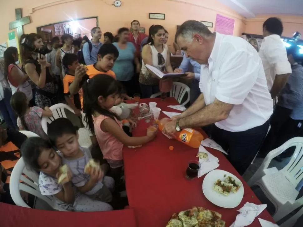 CON AUTORIDADES. En el primer día, niños de Alpachiri y El Molino almorzaron pizza junto a funcionarios.  prensa gobierno de tucumán