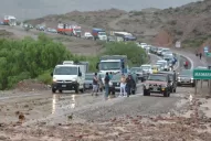 Por el alud, una familia tucumana se encuentra varada y aislada en Jujuy
