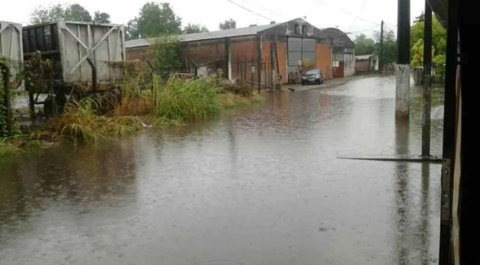 EN EL SUR. Así quedó Villa Quinteros a causa del aguacero del lunes. Foto enviada por Whatsapp
