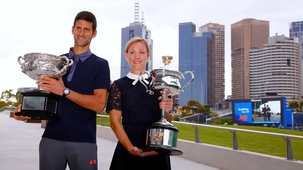 LOS CAMPEONES. Novak Djokovic y Angelique Kerber tendrán la difícil misión de defender los títulos conseguidos el año pasado. REUTERS