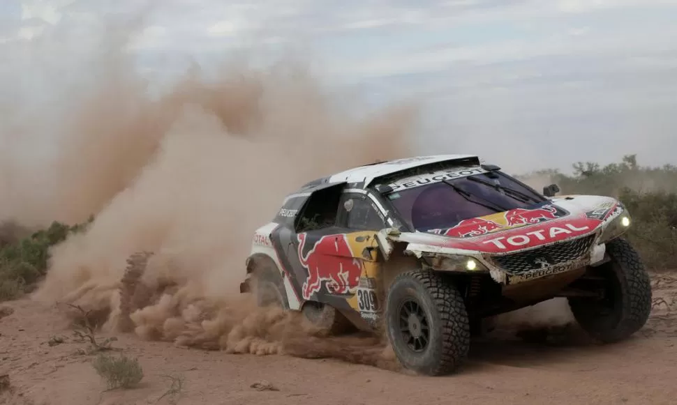 EL AS DEL VOLANTE. Peterhansel es sinónimo de Dakar: se sobrepuso a la amenaza de Sébastien Loeb y dejó todo listo para subirse por decimotercera vez a lo más alto de un podio dakariano. Insuperable. Reuters