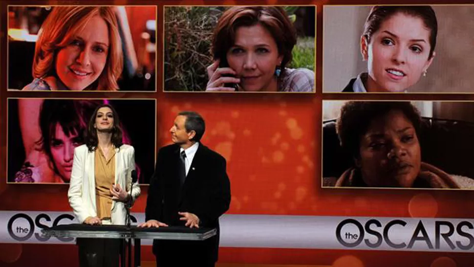 ANNE HATHAWAY Y TOM SHERAK. Anunciaron los nominados en la cena de 2011. FOTO TOMADA DE ABC.ES