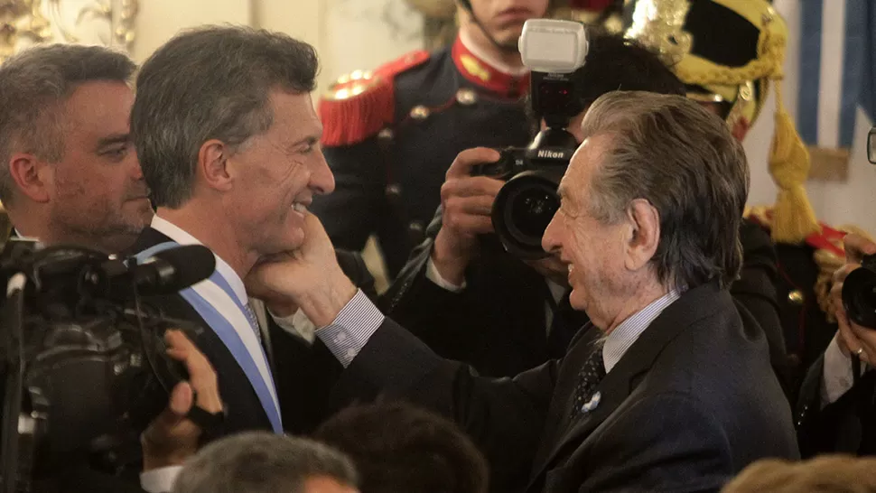 RELACIÓN. Franco Macri saluda a su hijo, el Presidente, en la asunción. ARCHIVO. 