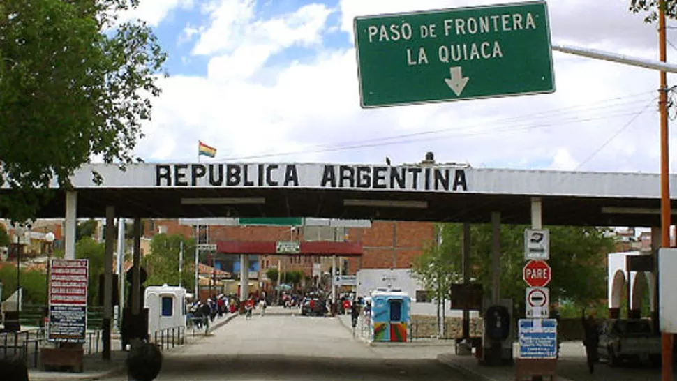 PASO FRONTERIZO. La imagen corresponde al paso que une La Quiaca (en Jujuy) con Villazón (Bolivia). FOTO TOMADA DE URGENTE24.COM