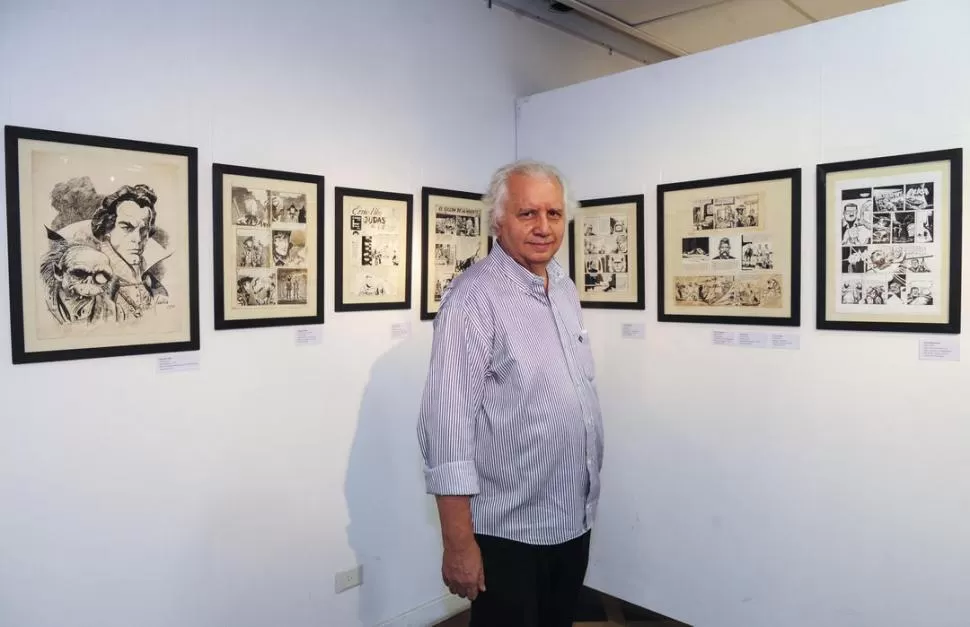 EN BLANCO Y NEGRO. Hugo Maradei junto a la exposición de historietas. 