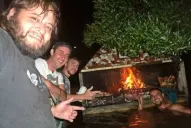 Un grupo de amigos hizo un asado en medio de la inundación
