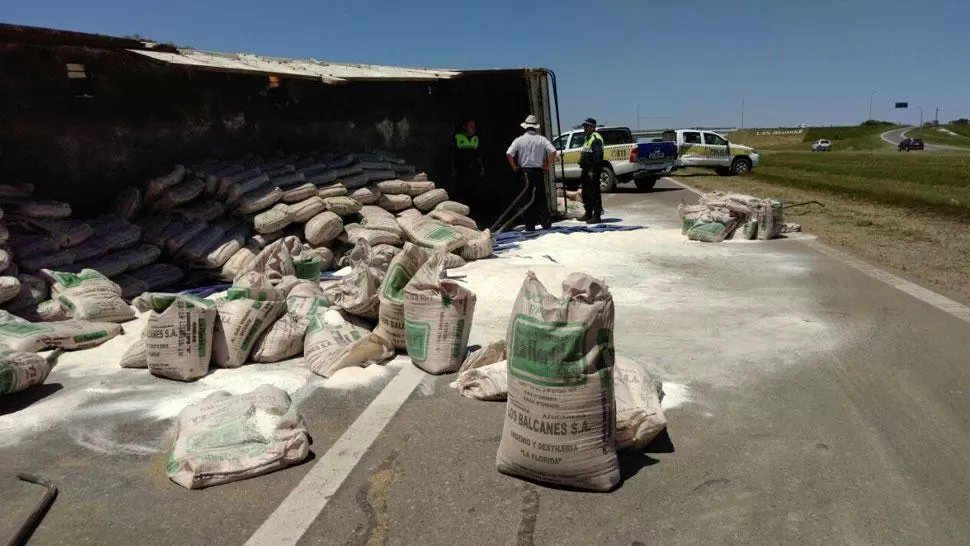 Accidente en la autopista Tucumán-Famaillá: volcó un camión cargado con 600 bolsas de azúcar